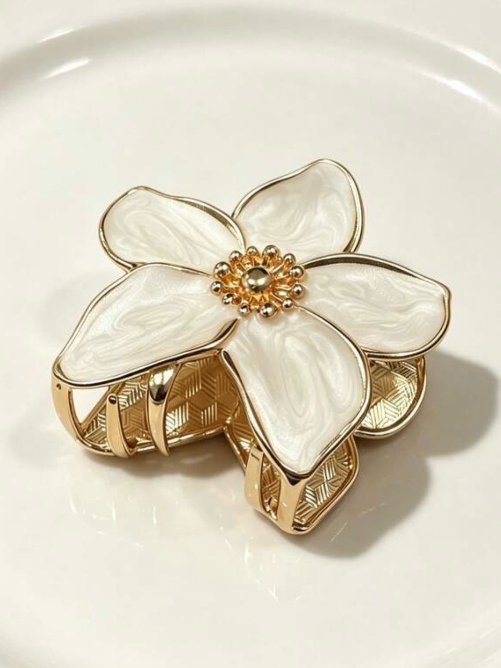Elegant Pearl White Floral Hair Claw